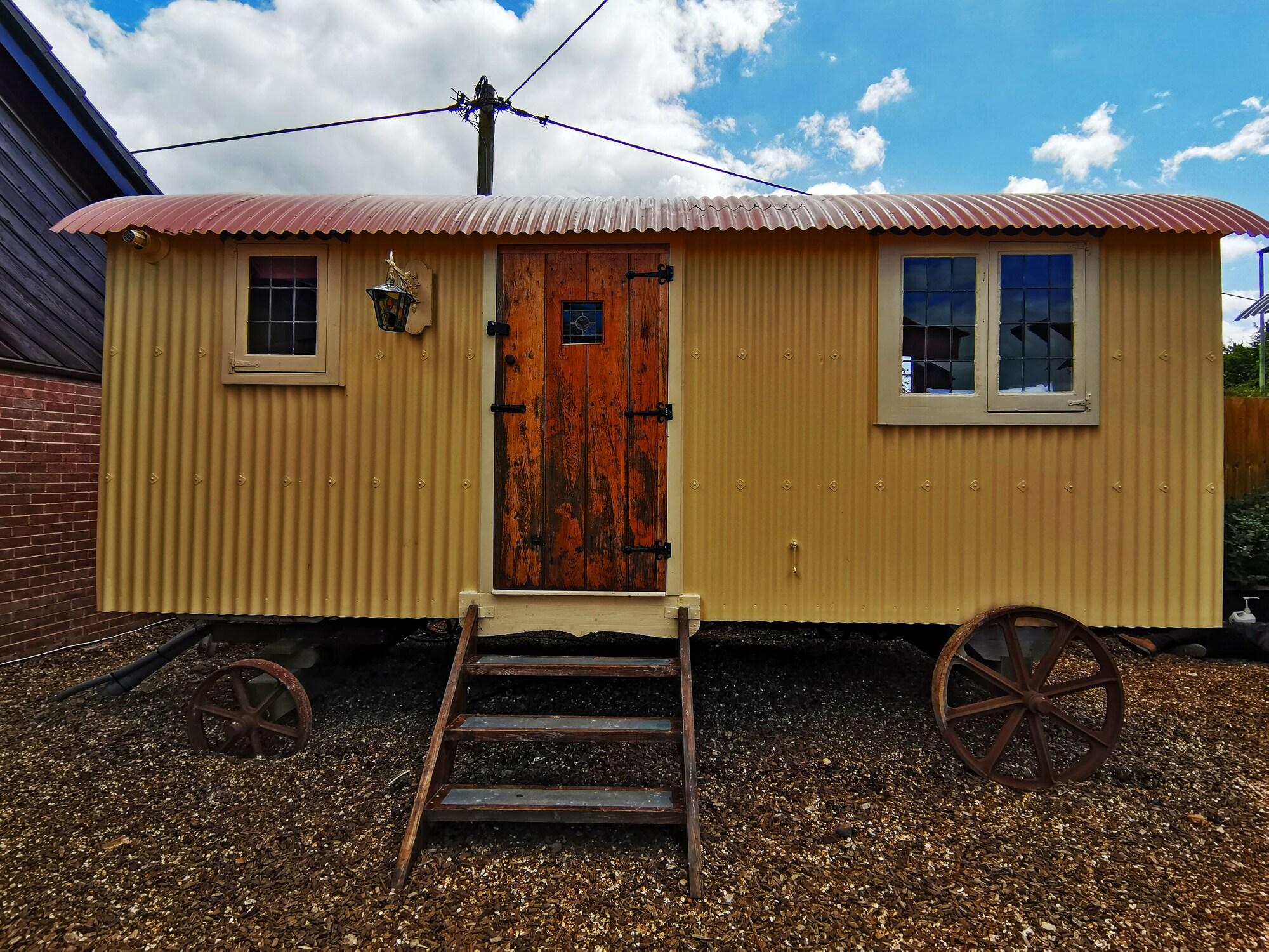 Stonehenge Inn & Shepherd'S Huts Bulford Buitenkant foto