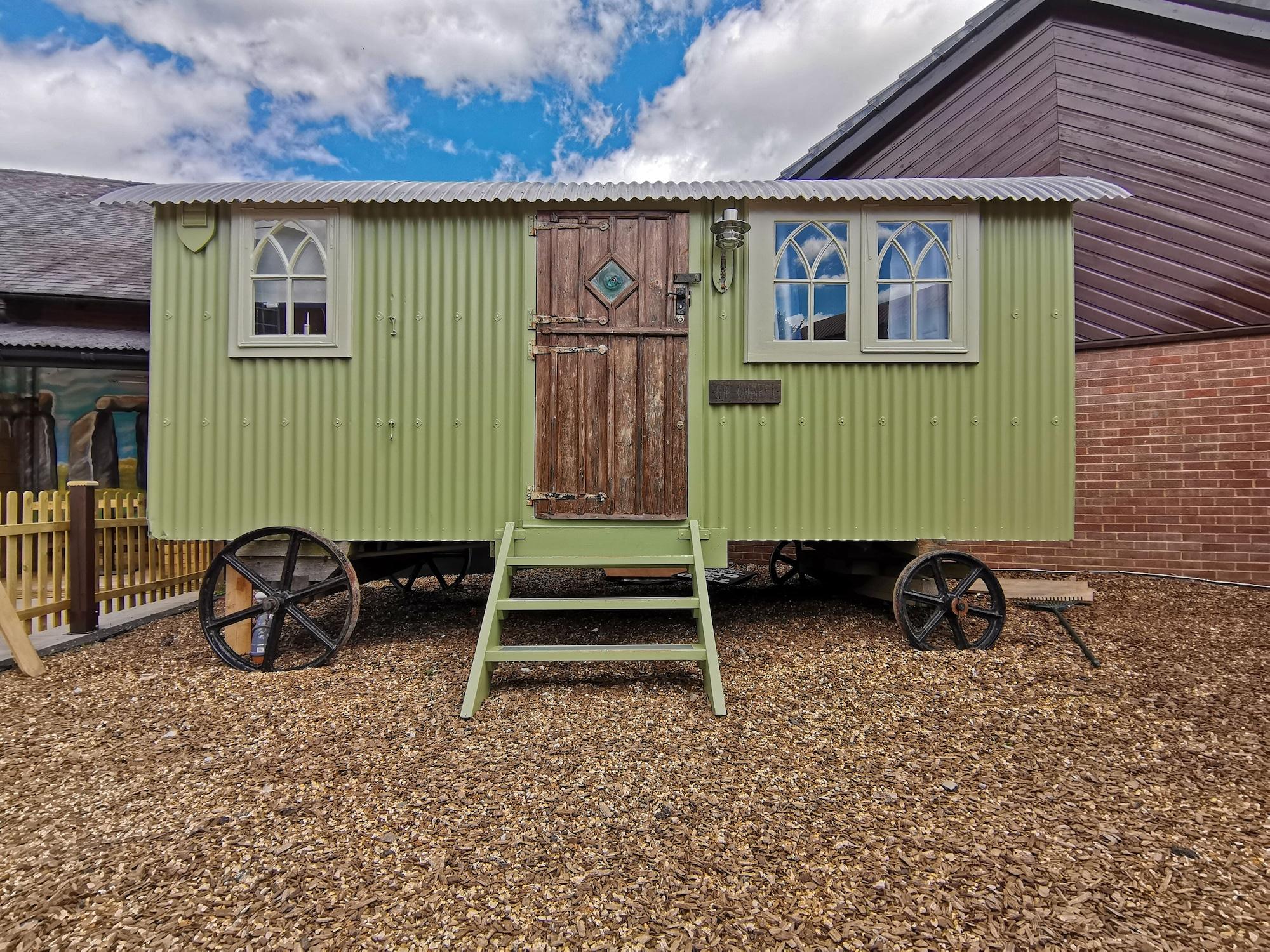 Stonehenge Inn & Shepherd'S Huts Bulford Buitenkant foto