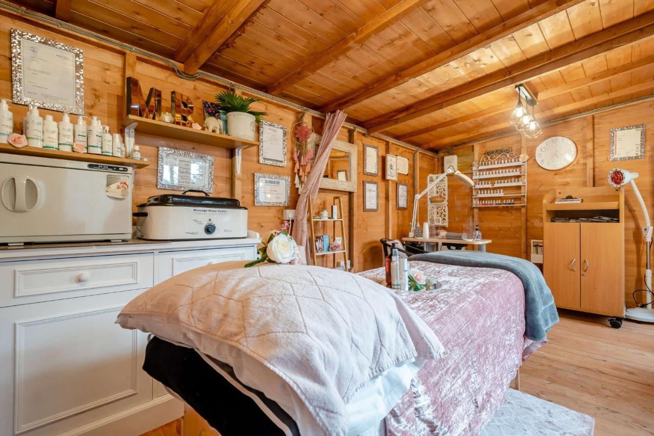 Stonehenge Inn & Shepherd'S Huts Bulford Buitenkant foto