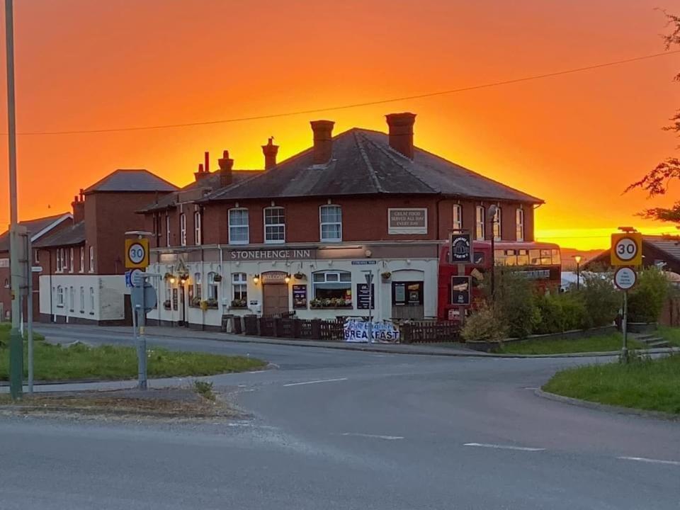 Stonehenge Inn & Shepherd'S Huts Bulford Buitenkant foto